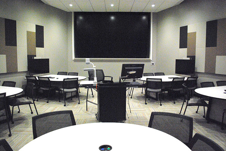 Picture of empty classroom (LE104, Lecture Hall, IU Indianapolis)